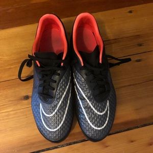 Womens size 7.5 Nike soccer cleats. Gently worn